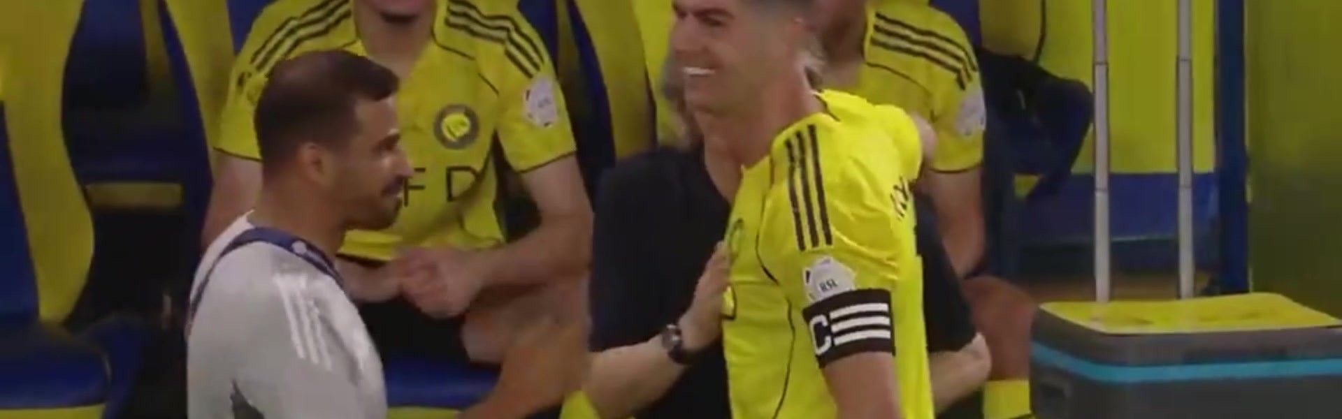 利雅得胜利主帅询问C罗是否愿意被换下，C罗点头同意