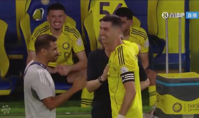 利雅得胜利主帅询问C罗是否愿意被换下，C罗点头同意