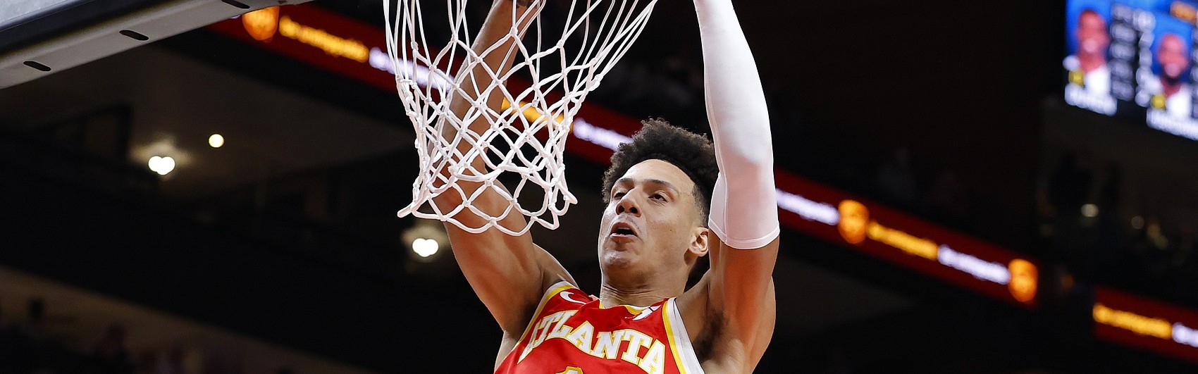 官方网站-张佳玮：半场单挑库里巴特勒仍是场上最强两人 但新老鹰跑垮勇士